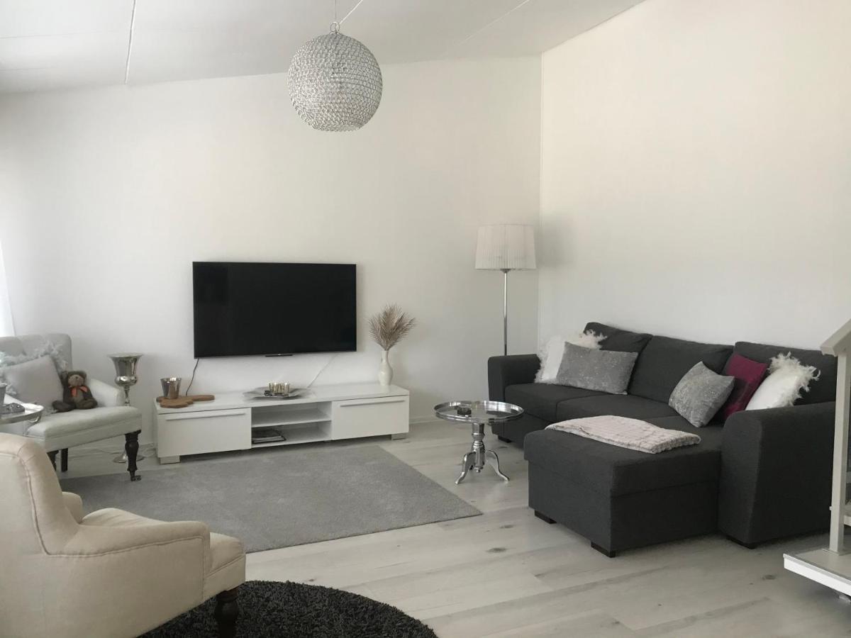 Tyylikaes Rivitaloasunto Lohjalla Buitenkant foto